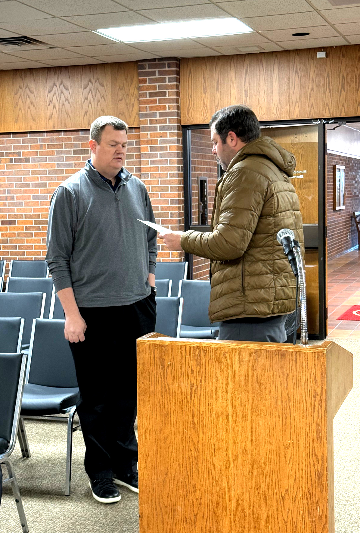Tecumseh City Attorney Nic Atwood swears in new Ward 3 Councilman Christopher Abel after the special meeting held on Jan 12. Julie Talton, Countywide & Sun