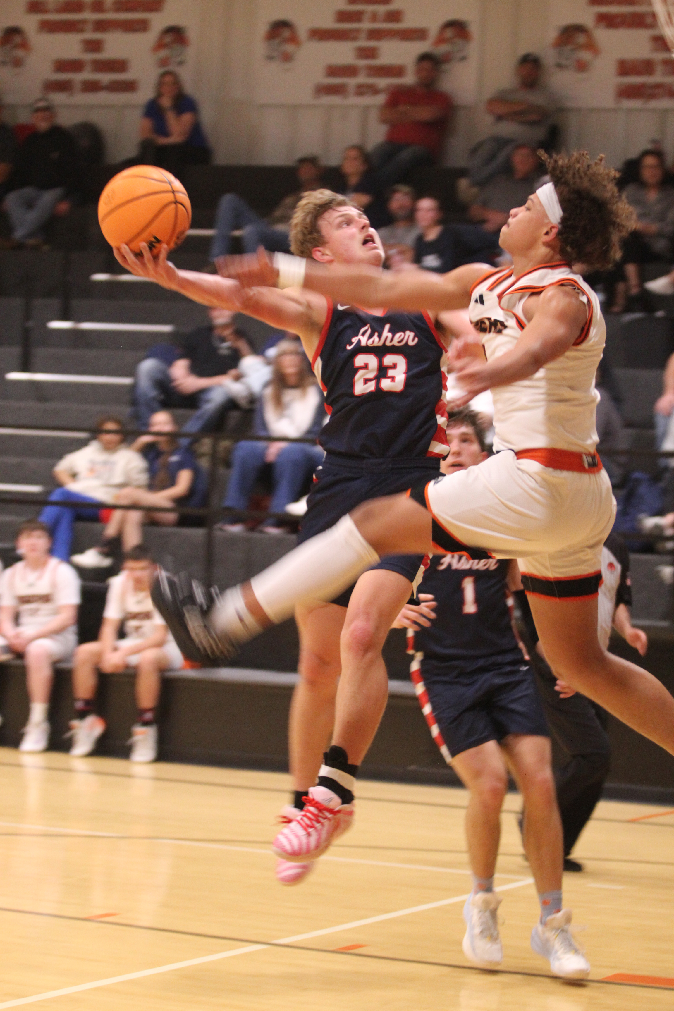 Asher junior Andrew Overstreet keeps his eyes on the hoop, as Maud freshman Koi Street equals his efforts on defense. Natasha Dunagan, Countywide & Sun