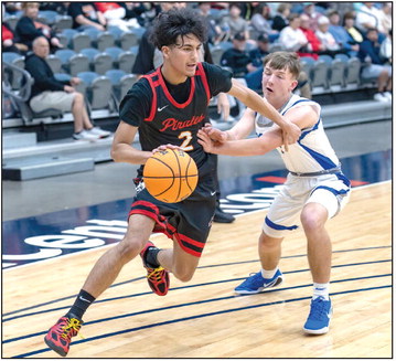 Dale's Jeremiah Skaggs gets around the Hooker defensive pressure.