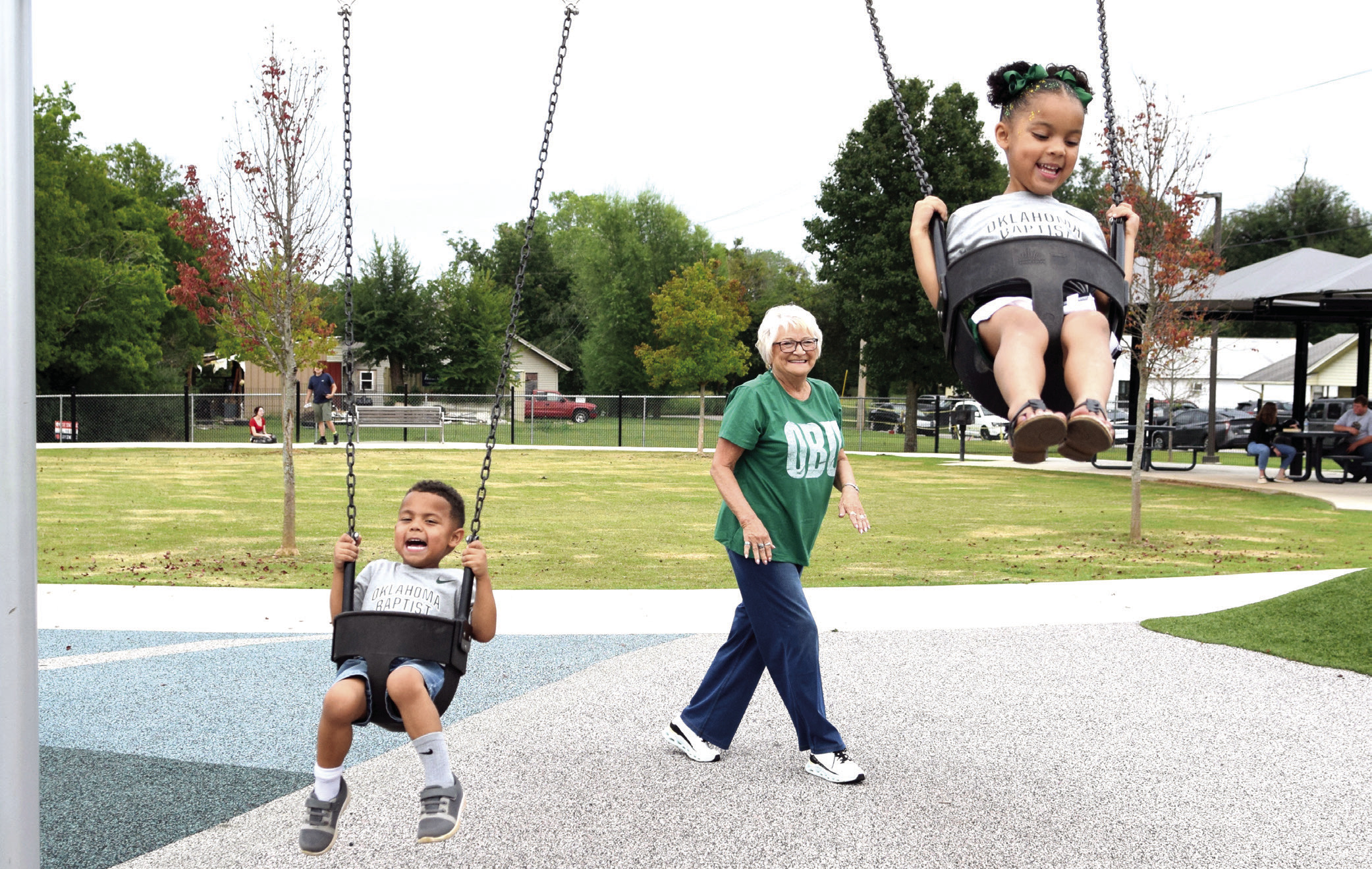 Cyndi Hanft pushes her 4-year-old twin grandchildren, Jaxson and Willow Gaines during OBU Fan Day at KidSpace Park on Aug. 30. _e temperature was almost 20 degrees cooler than last year's event and the turnout was great. Photos by Julie Talton, Countywide &amp; Sun