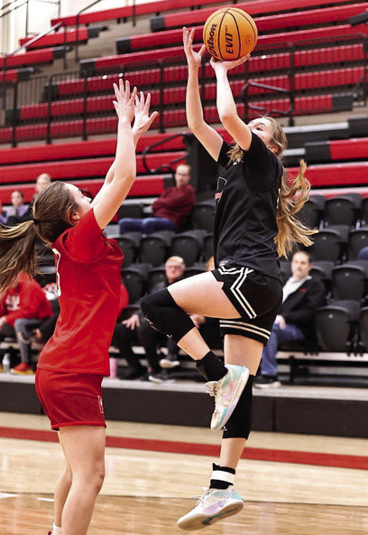 Kadence Munn shoots one in over the Prague player.