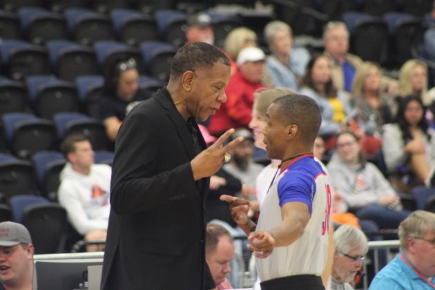 Coach Derrick Rowland