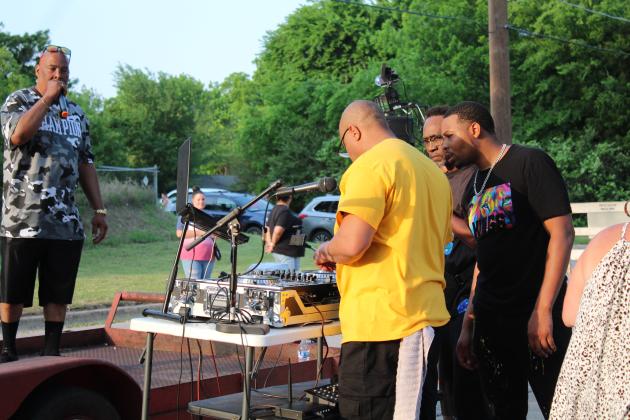 The sound technician and Damian Phillips prepare for performances.