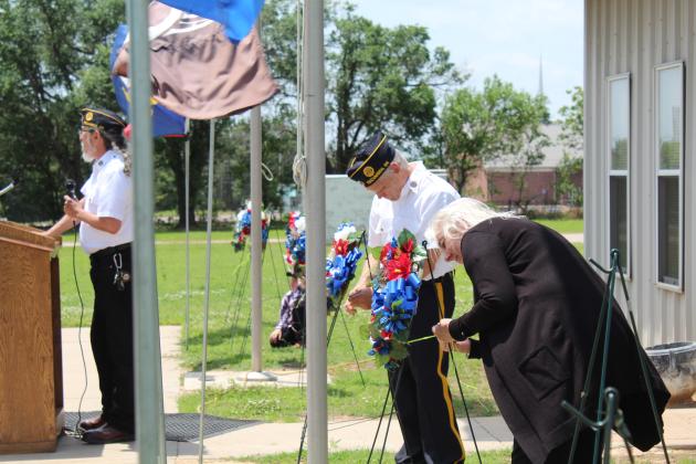Stuart and Carolyn Rose secure the wreaths against the wind.