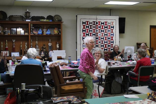Evelyn Pipkin thanks everyone for their help before calling it a day at Quilt Camp.