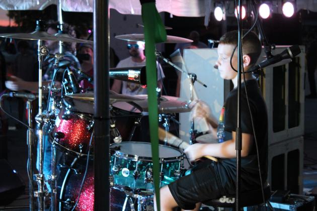 Next Halen performs.