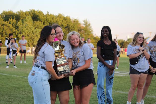 The Seniors win the Gold Crush Award, presented by Cadence Oliver.