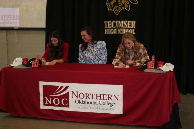Jocelyn Phelps and Marli Williams sign with NOC for livestock judging.
