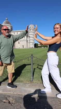 Patrick Duff e sua figlia Brooklyn, della Betel "Resistere" Torre pendente di Pisa in Italia.