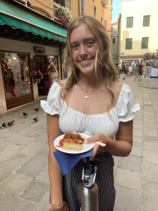 Brooklyn Duff ha fatto un tour gastronomico a Venezia, in Italia.  Qui ha polpette e pane di mais.