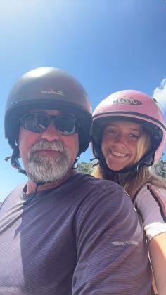 Patrick Duff e sua figlia Brooklyn vanno in moto a Capri, in Italia.
