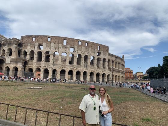 Patrick Duff e sua figlia Brooklyn Duff della Betel visitano il Colosseo a Roma.