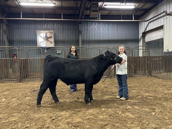 Taycie Baker, of Dale 4-H, poses with her Supreme Grand Champion Prospect Steer during the Beef Show of the Pottawatomie County Free Fair on Sept. 8. Also shown is Livestock Judge Eva Hinrichsen. Photo provided by Fair Manager Amy Hasbell.
