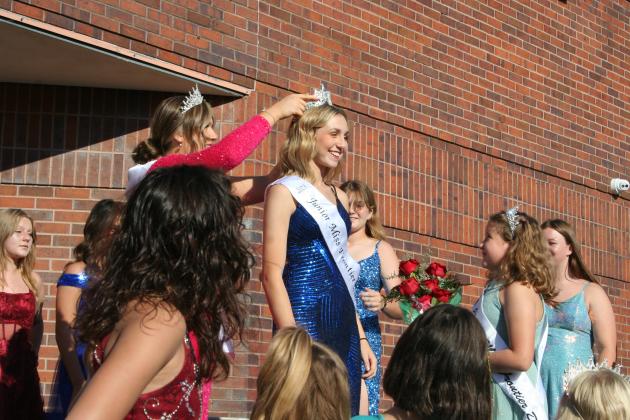 Kensley Whittington is crowned Junior Miss Frontier Days by 2022 Miss Frontier Days Sadie Boatman.