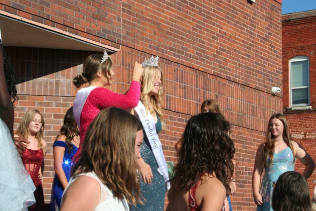 Aleigha McCullough is crowned Miss Frontier Days by last year's queen Sadie Boatman.