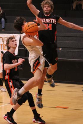 Maud’s Micah Brooks aims for a jump shot and is blocked by Wanette’s Cobran Jones in the t h i r d quarter of the homecoming game on Jan. 26. The Maud Tigers beat the Wanette Tigers, 61-40.