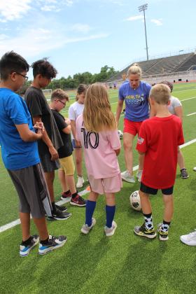 Two-time US Olympic Gold-medalist and U.S. Women’s Soccer Legend Lindsay Tarpley gives demonstration to a crowd of kids.