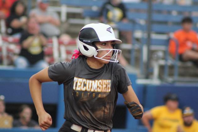 Senior Serenity Jacoway runs to first.