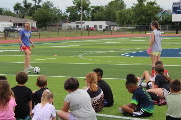 Two-time US Olympic Gold-medalist and U.S. Women’s Soccer Legend Lindsay Tarpley gives demonstration to a crowd of kids.