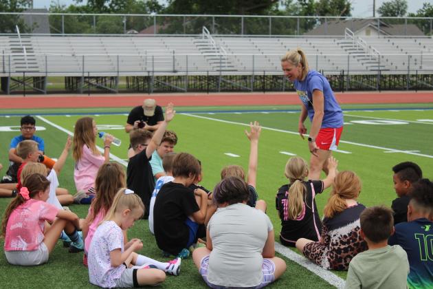 Two-time US Olympic Gold-medalist and U.S. Women’s Soccer Legend Lindsay Tarpley gives demonstration to a crowd of kids.