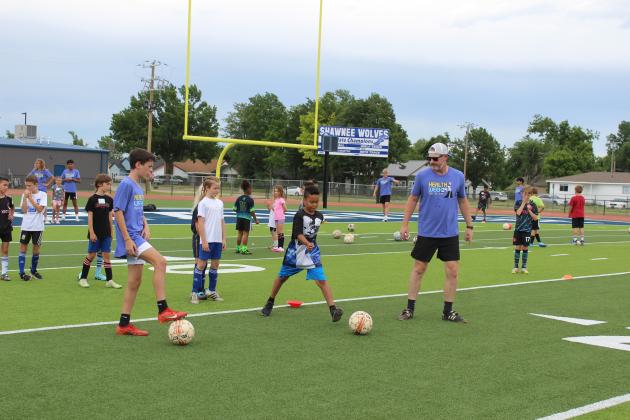 Two-time US Olympic Gold-medalist and U.S. Women’s Soccer Legend Lindsay Tarpley gives demonstration to a crowd of kids.