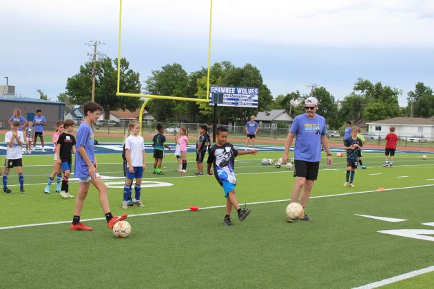 Two-time US Olympic Gold-medalist and U.S. Women’s Soccer Legend Lindsay Tarpley gives demonstration to a crowd of kids.