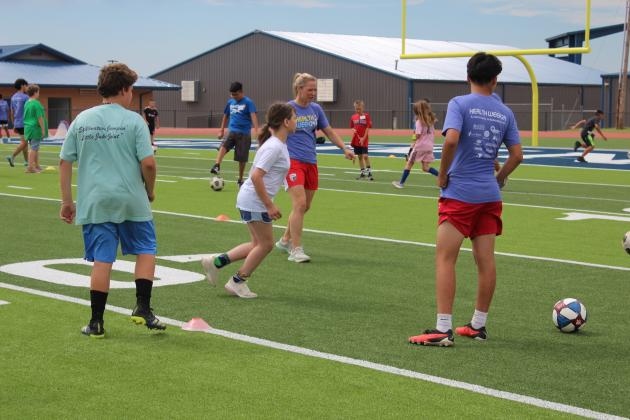 Two-time US Olympic Gold-medalist and U.S. Women’s Soccer Legend Lindsay Tarpley gives demonstration to a crowd of kids.