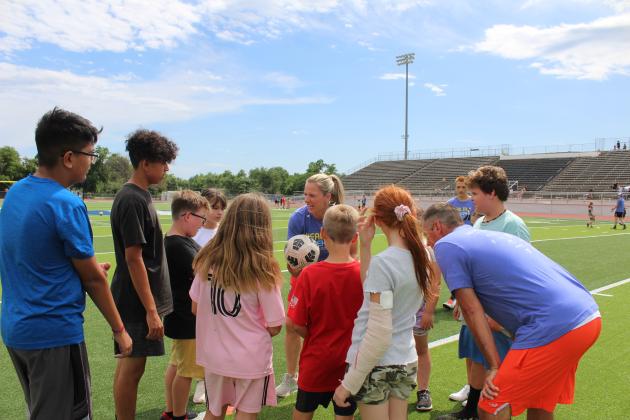 Two-time US Olympic Gold-medalist and U.S. Women’s Soccer Legend Lindsay Tarpley gives demonstration to a crowd of kids.