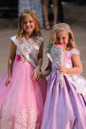 2023 Tot Miss Frontier Days Hazel Mack and 2024 Tot Miss Frontier Days Autumn Hughes pose together after Hughes was crowned.