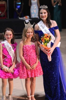 Little Miss Frontier Days Runner-Up Miley Bugg, 2023 Little Miss Frontier Days Kaydence Crothers, and 2024 Little Miss Frontier Days Madilynn Boone pose.