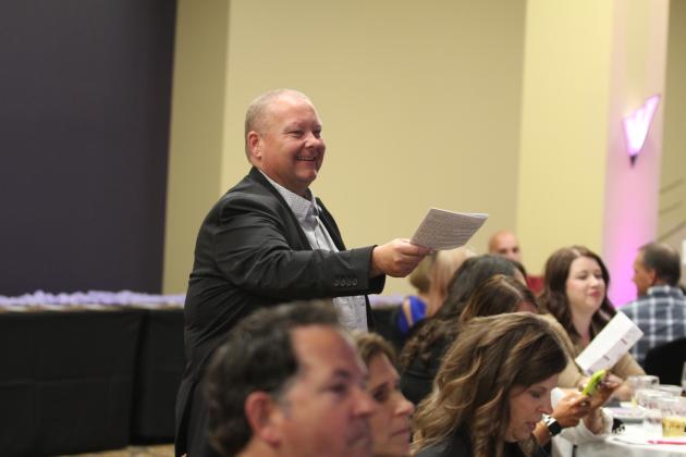 State Rep. Dell Kerbs points to a bidder.