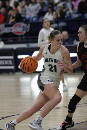 Megehee drives to the basket on Feb. 8.
