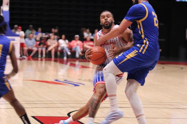 Deshawn Munson drives to the basket.