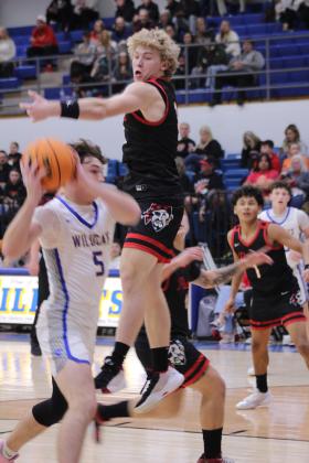 Bethel senior Zack Jennings prepares to make a bucket, as Dale's Denton Forsythe plays defense, during the first quarter of the Jan. 20 Wildcats home game.