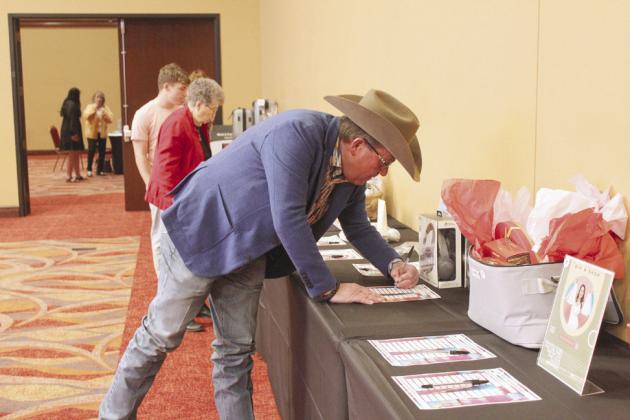 Todd Colburn places a silent bid at the Tecumseh “Cha-Cha” Chamber Auction.