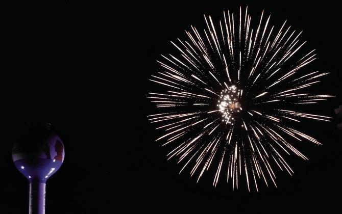 FireLake Casino’s fireworks entertain hundreds on July 3. Countywide &amp; Sun/Suzie Campbell