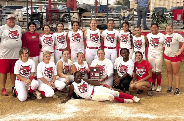 Earlsboro Fast Pitch advances to regionals after winning two games on Sept 24. Photo Provided