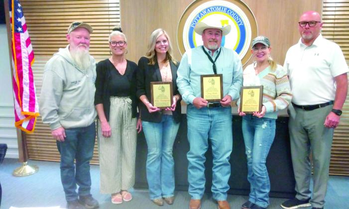 Wanette Public Schools (WPS) awards Commissioners plaques of appreciation for their assistance in purchasing the first school buses owned by the school. Pictured from left: WPS Maintenance Supervisor Mark Rodman, WPS Principal Cindy Horn, County Commissioners Abby Thompson, Greg Rush, and Melissa Dennis, and WPS Superintendent Scott Douthit. Bill Rooth, Countywide &amp;amp; Sun