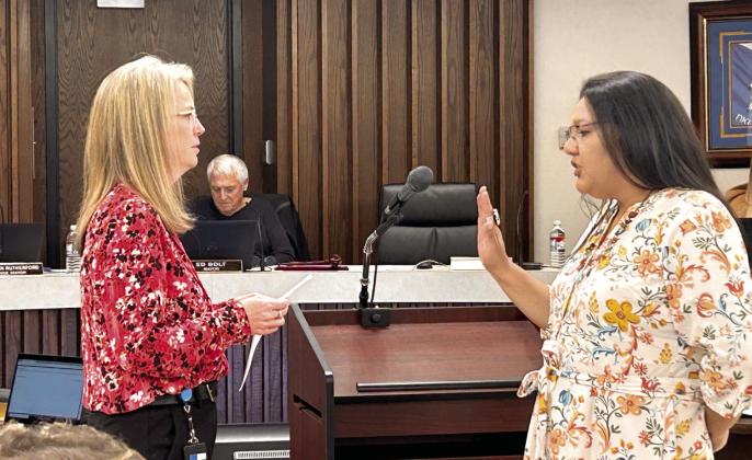 Shawnee City Clerk Lisa Lasyone (left) swears in newly appointed Ward 3 Commissioner Yannah Frazier Monday, Nov. 20. Countywide &amp;amp; Sun/ Suzie Campbell