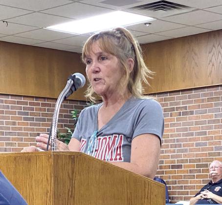 During Pubic Comments, Deborah Kelley addressed the board about her concerns regarding the condition of west Washington street and the drainage issues she is facing. Juile Talton, Countywide &amp;amp; Sun