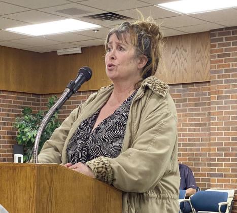 Daria Thomas expresses concerns over tree limbs in neighbors yard during public comments at the Tecumseh City Council meeting on Jan. 2, 2024. Countywide &amp; Sun/Julie Talton
