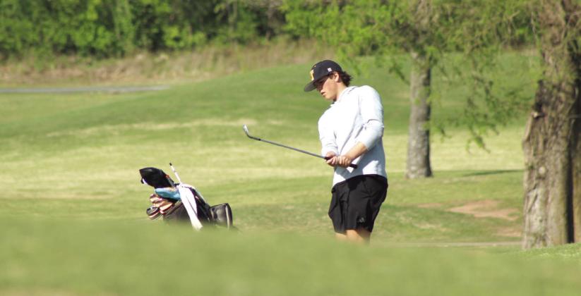 Tecumseh junior Grayson Sellars chips to the third hole. Photos by Natasha Dunagan, Countywide &amp;amp; Sun
