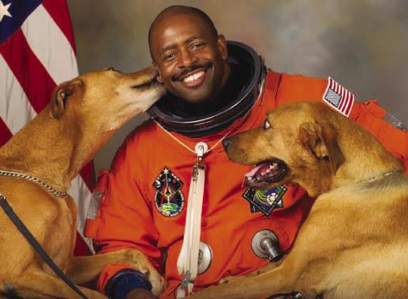 Leland Melvin and his dogs for his official NASA portrait. (Credit: NASA)
