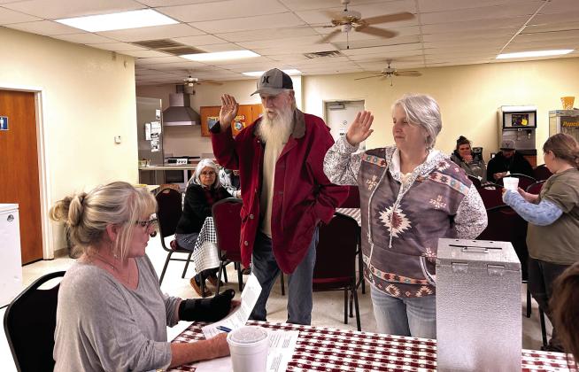 Pottawatomie County Clerk Raeshelle Flewallen swears Macomb Trustee 1 David Griffith and Trustee 2 Tami Perez into office. Perez won the coin toss for the position of Mayor. Countywide &amp; Sun/Suzie Campbell