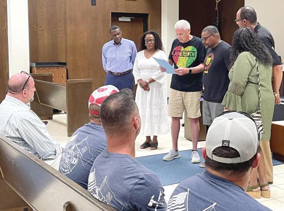 Mayor presents proclamation to Dunbar Heights members