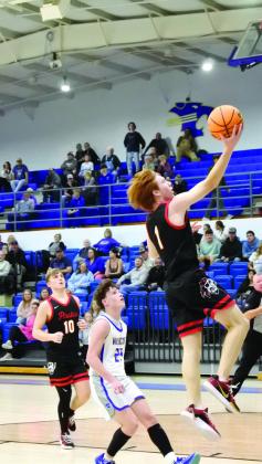 Dale’s Easton Edmondson takes flight for an easy layup. Countywide &amp; Sun/ Suzie Campbell