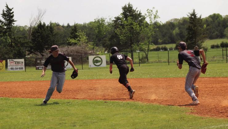 Earlsboro’s Hunter Nice (#4) and Trystan Black (#5) chase Maud’s Micah Brooks as he tries to steal second during the Class B District game held at Earlsboro.