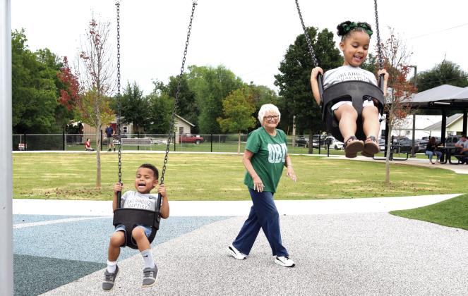 Cyndi Hanft pushes her 4-year-old twin grandchildren, Jaxson and Willow Gaines during OBU Fan Day at KidSpace Park on Aug. 30. _e temperature was almost 20 degrees cooler than last year's event and the turnout was great. Photos by Julie Talton, Countywide &amp;amp; Sun