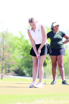 Shawnee sophomore Corbyn Panter takes a practice putt. Natasha Dunagan, Countywide &amp; Sun