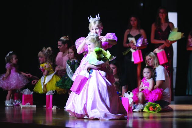 2024 Tot Miss Frontier Days Autumn Hughes crowns 2025 Tot Miss Frontier Days Karsin Glasgow.
